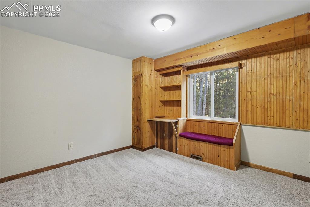 Image 18 of 50: Bedroom