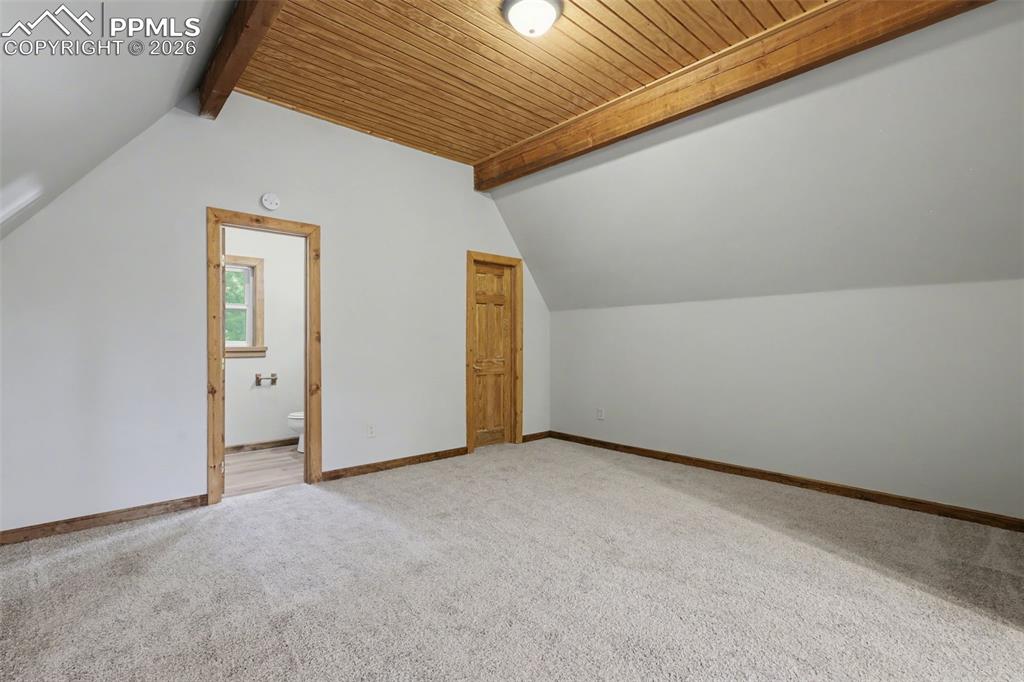 Image 22 of 50: Bedroom