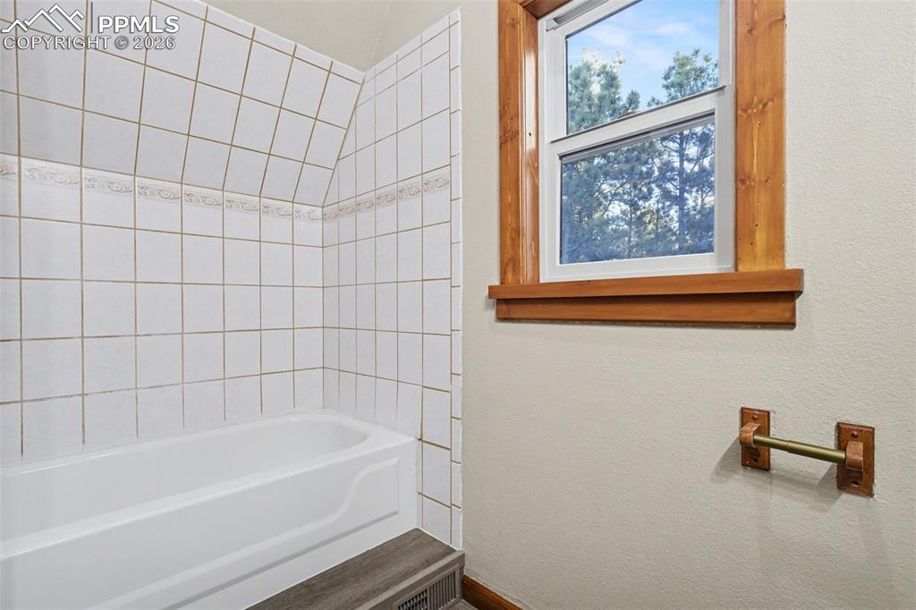 Image 24 of 50: Bathroom