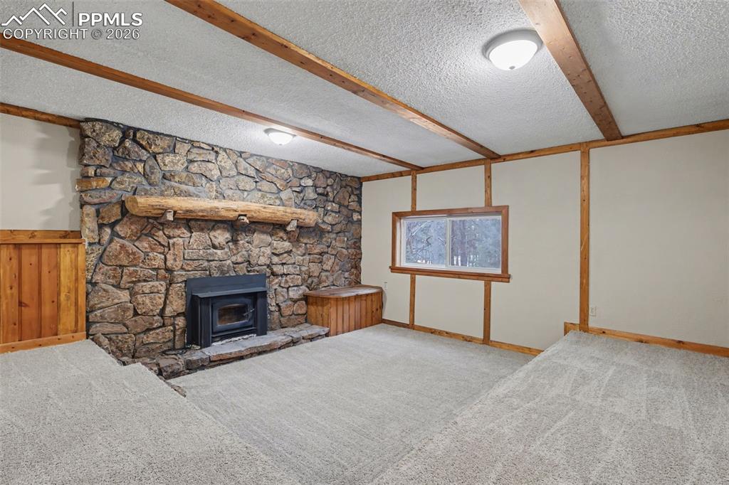 Image 26 of 50: Living Room