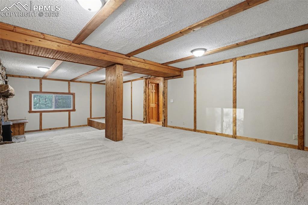 Image 28 of 50: Living Room