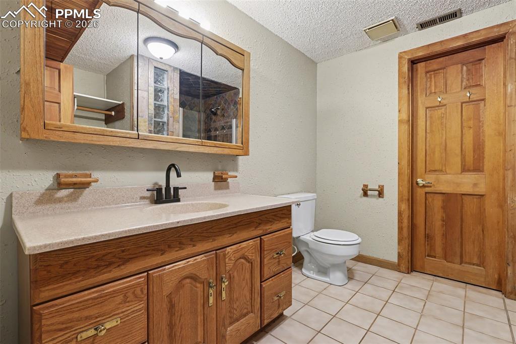 Image 29 of 50: Bathroom