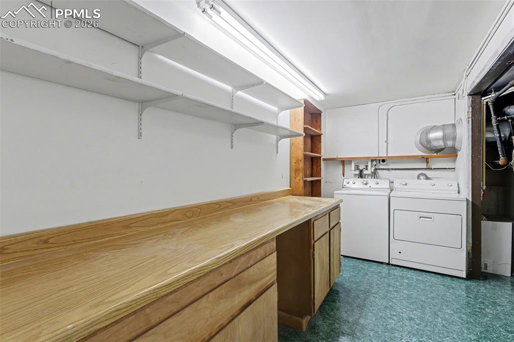 Image 32 of 50: Laundry