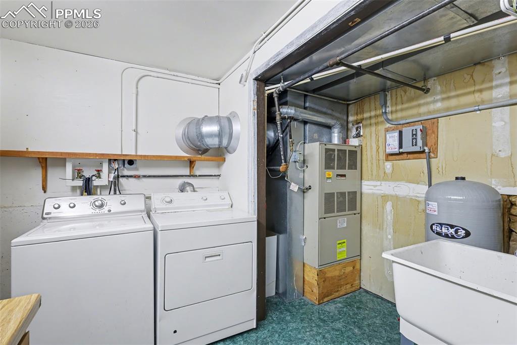 Image 33 of 50: Laundry