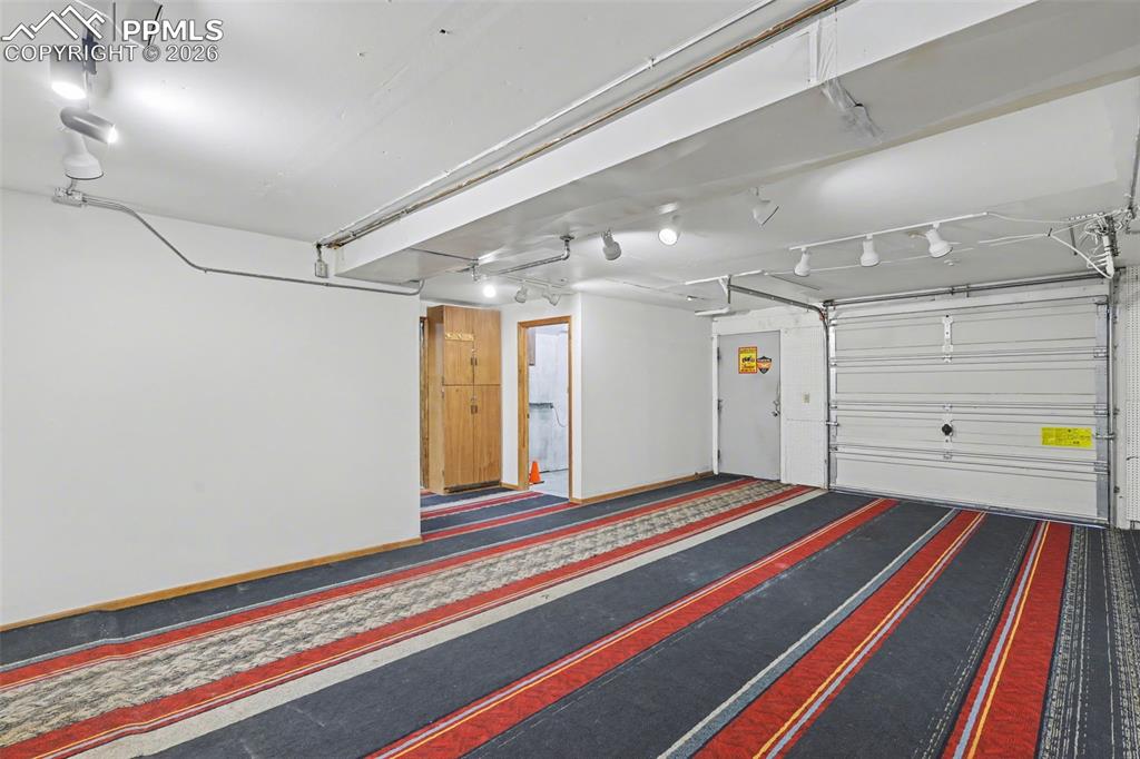 Image 35 of 50: Workshop