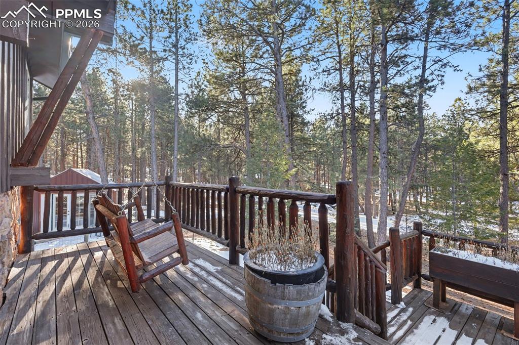 Image 37 of 50: Deck