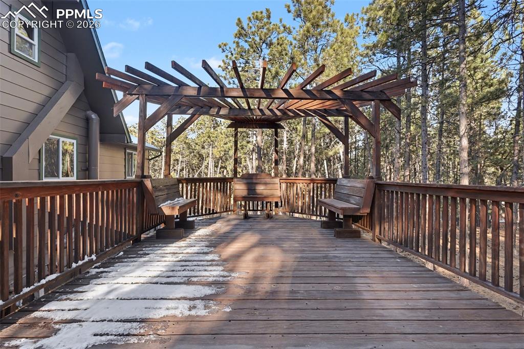 Image 39 of 50: Deck