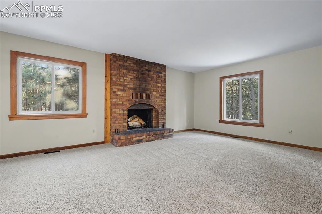 Image 4 of 50: Living Room