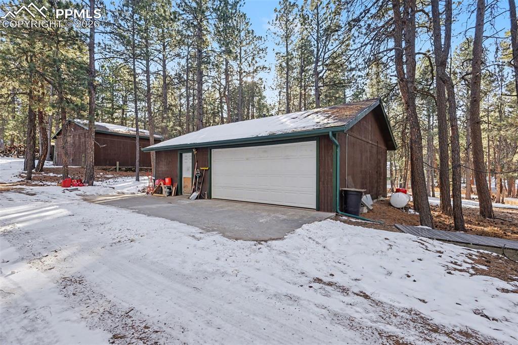 Image 42 of 50: Garage