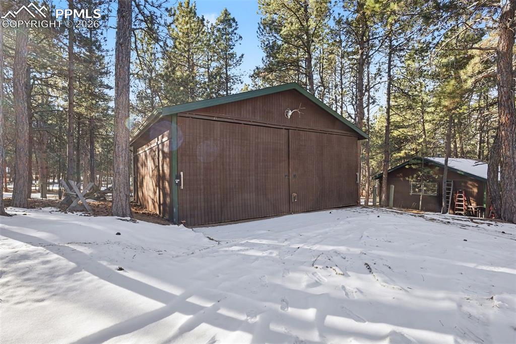 Image 46 of 50: Garage