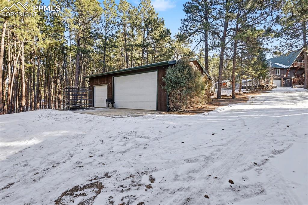 Image 47 of 50: Garage