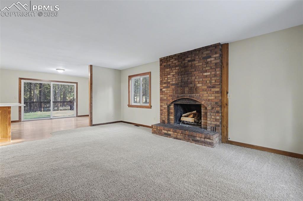 Image 5 of 50: Living Room