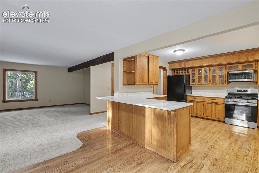 Image 7 of 50: New quartz countertops