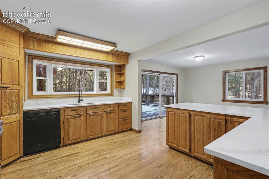 Image 8 of 50: Plenty of countertop space