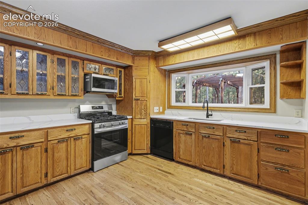 Image 9 of 50: Kitchen