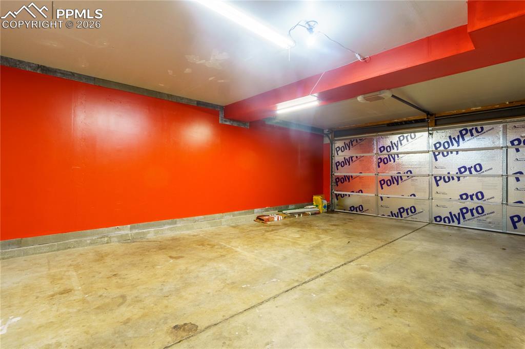 Image 10 of 25: Garage