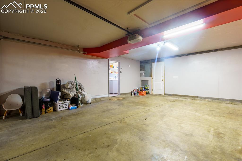 Image 11 of 25: Garage