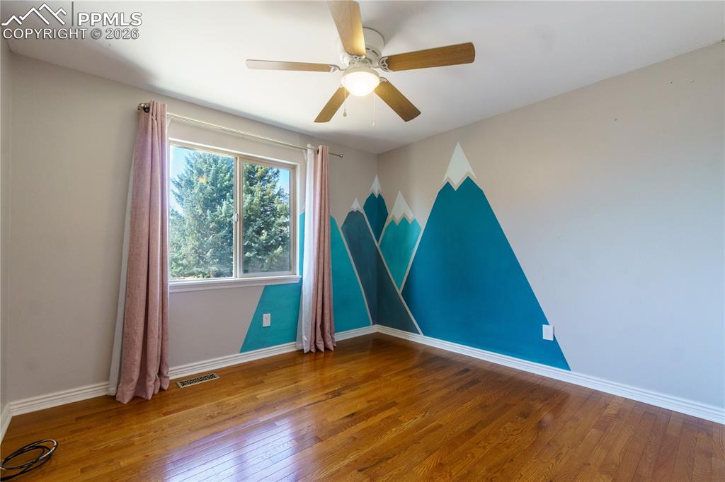 Image 18 of 25: Bedroom 