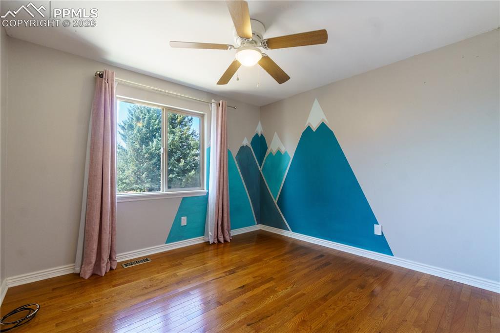 Image 18 of 25: Bedroom