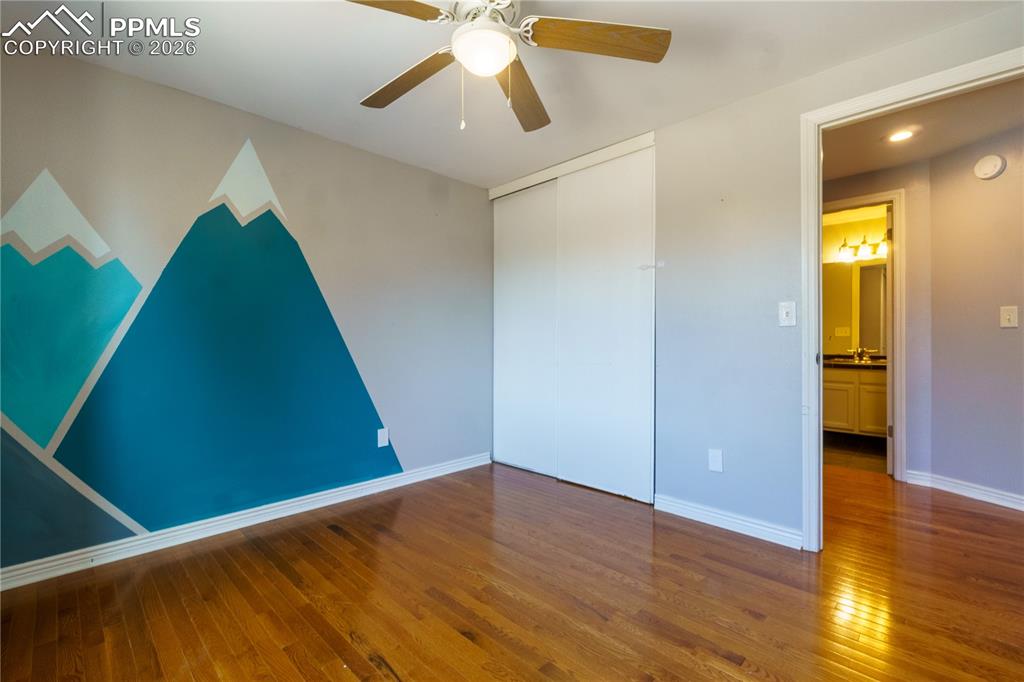 Image 19 of 25: Bedroom