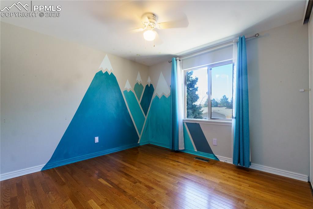 Image 20 of 25: Bedroom