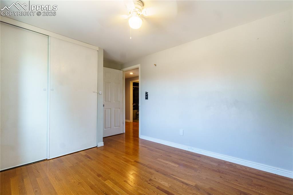 Image 21 of 25: Bedroom