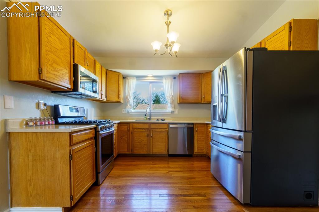 Image 6 of 25: Kitchen 