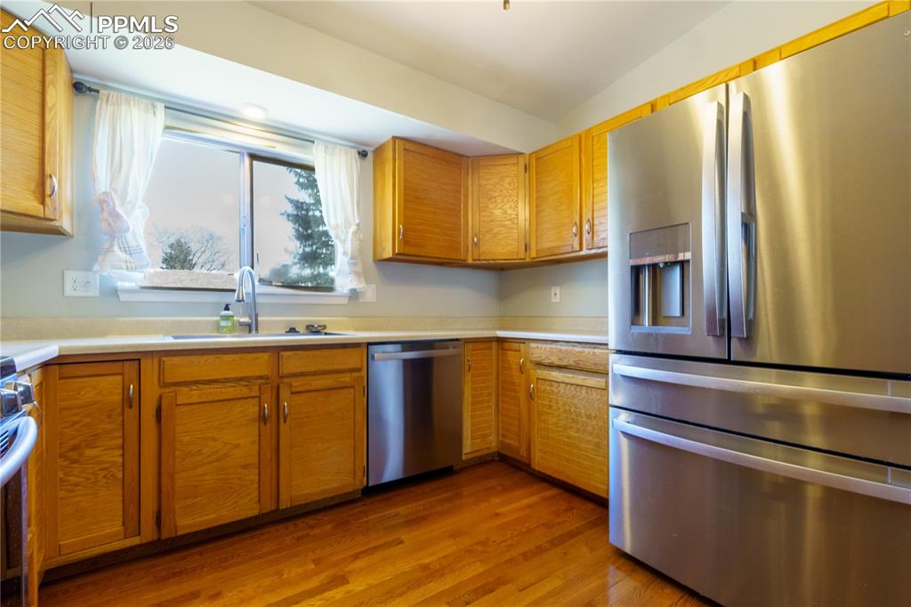 Image 7 of 25: Kitchen