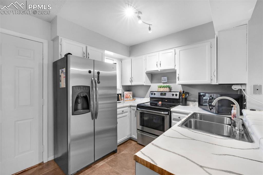 Image 5 of 21: Living Room