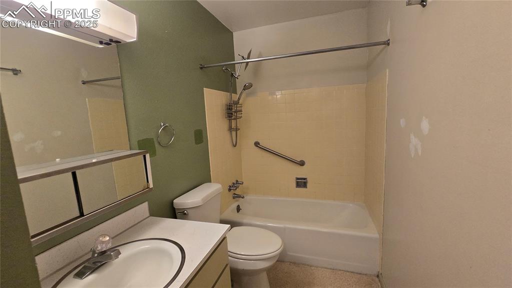 Image 5 of 18: Private Master bathroom