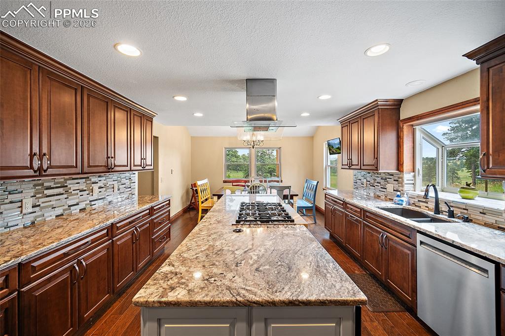 Image 16 of 46: Kitchen