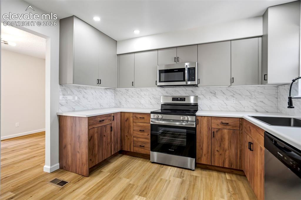 Image 16 of 50: Kitchen