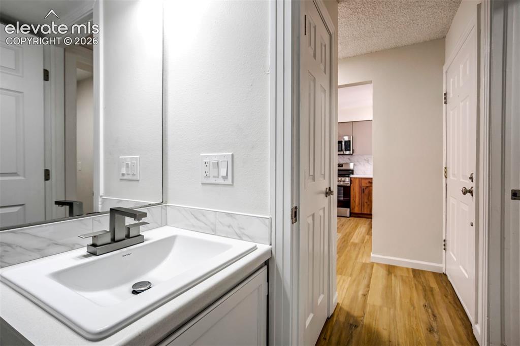 Image 18 of 50: Bathroom