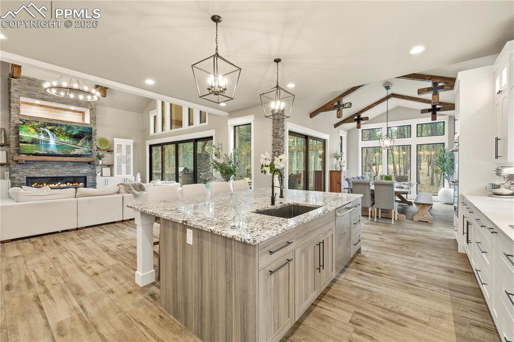 Image 15 of 50: Kitchen