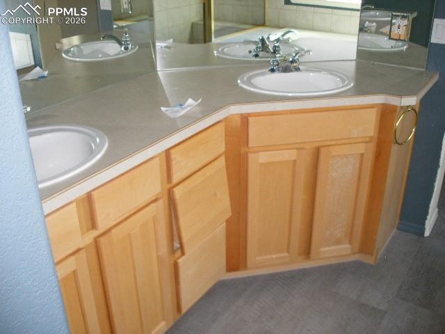 Image 16 of 47: Bathroom