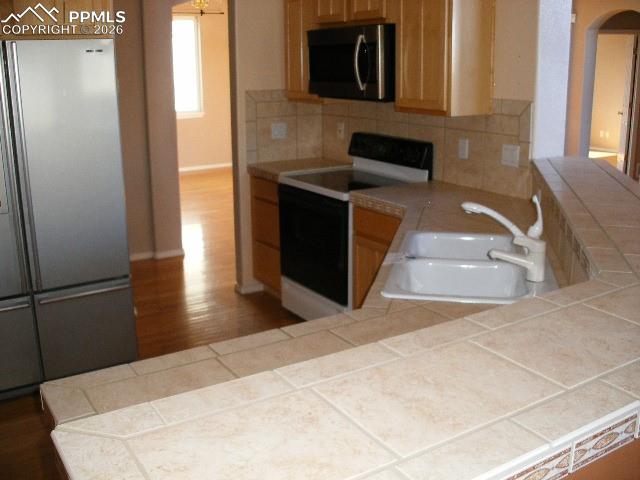 Image 6 of 47: Kitchen