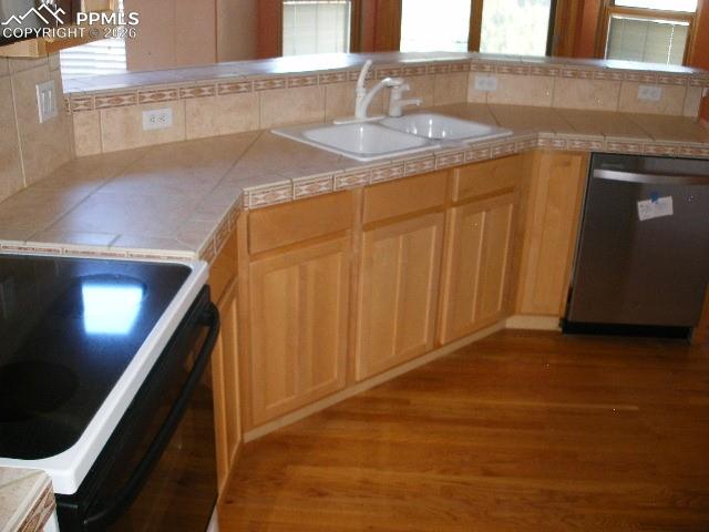 Image 9 of 47: Kitchen