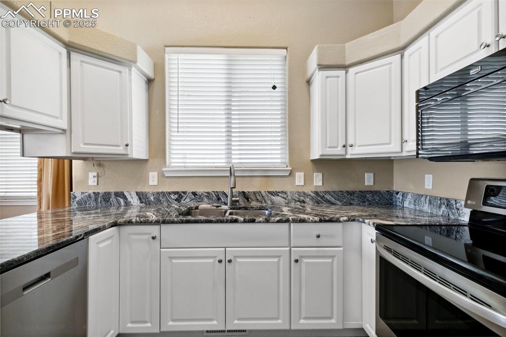 Image 14 of 42: Kitchen