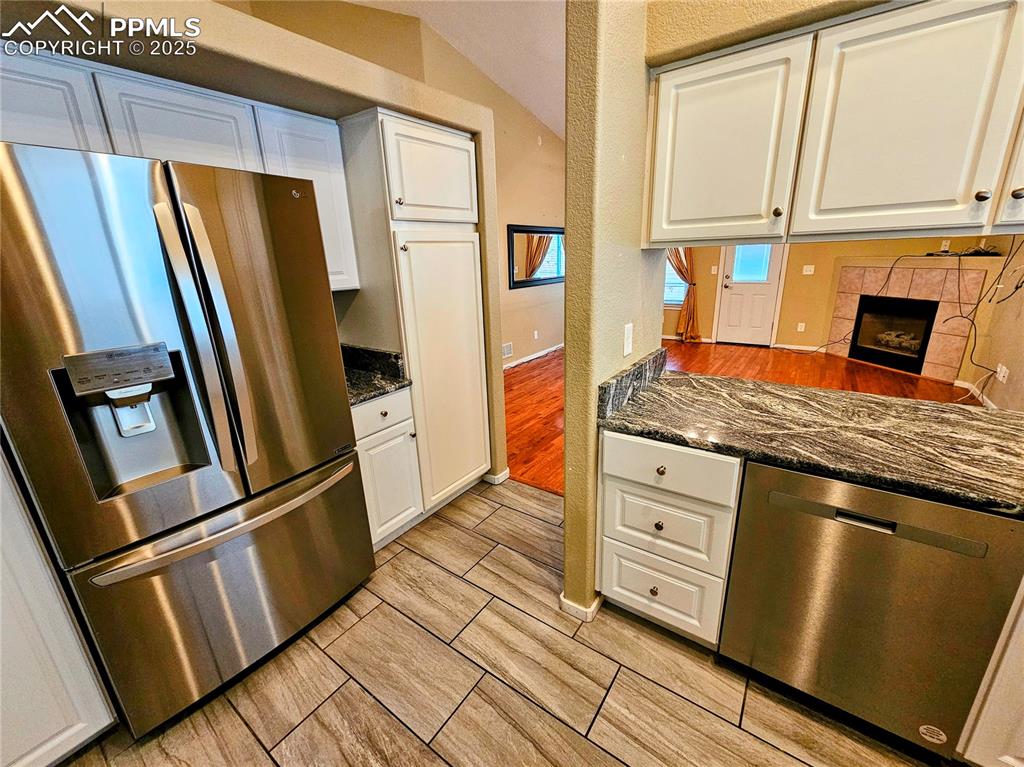 Image 16 of 42: Kitchen