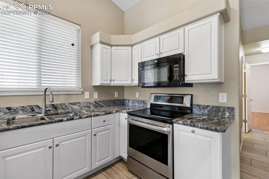 Image 17 of 42: Kitchen