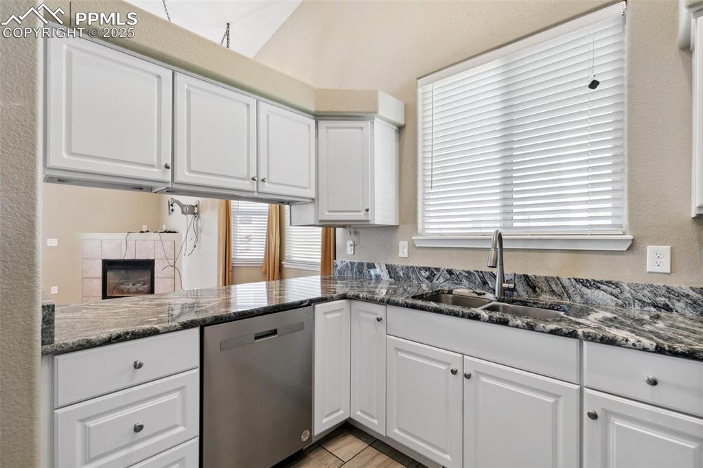 Image 18 of 42: Kitchen