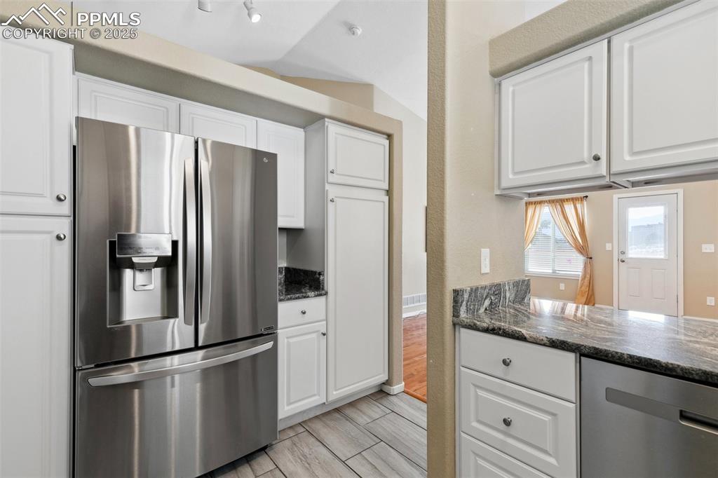 Image 19 of 42: Kitchen