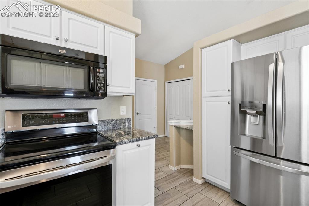 Image 20 of 42: Kitchen