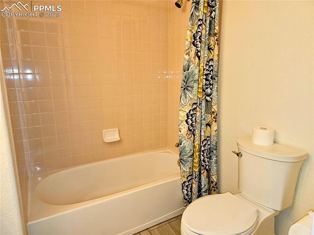 Image 32 of 42: Bathroom