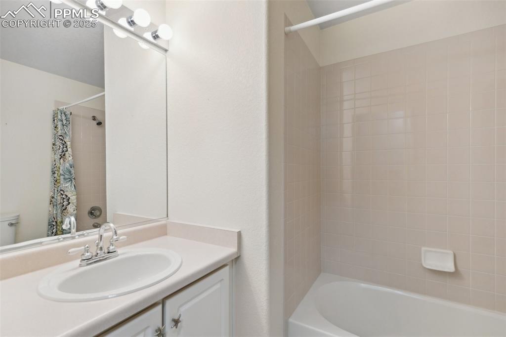 Image 35 of 42: Bathroom