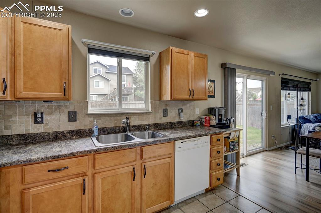 Image 14 of 44: Kitchen