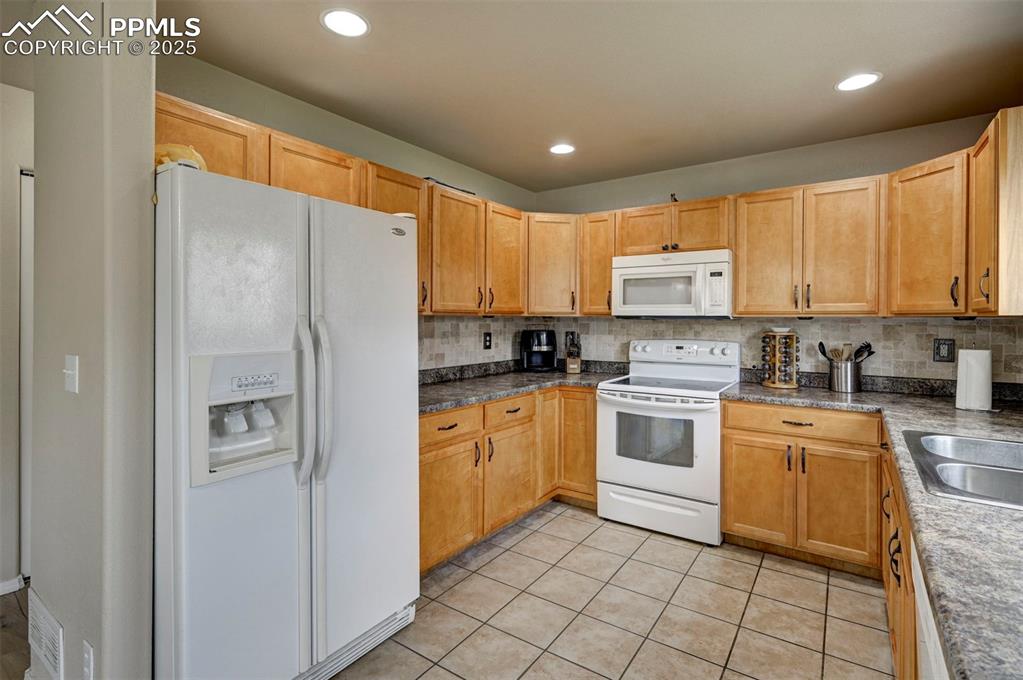 Image 15 of 44: Kitchen