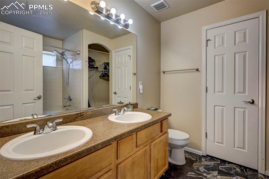 Image 22 of 44: Bathroom