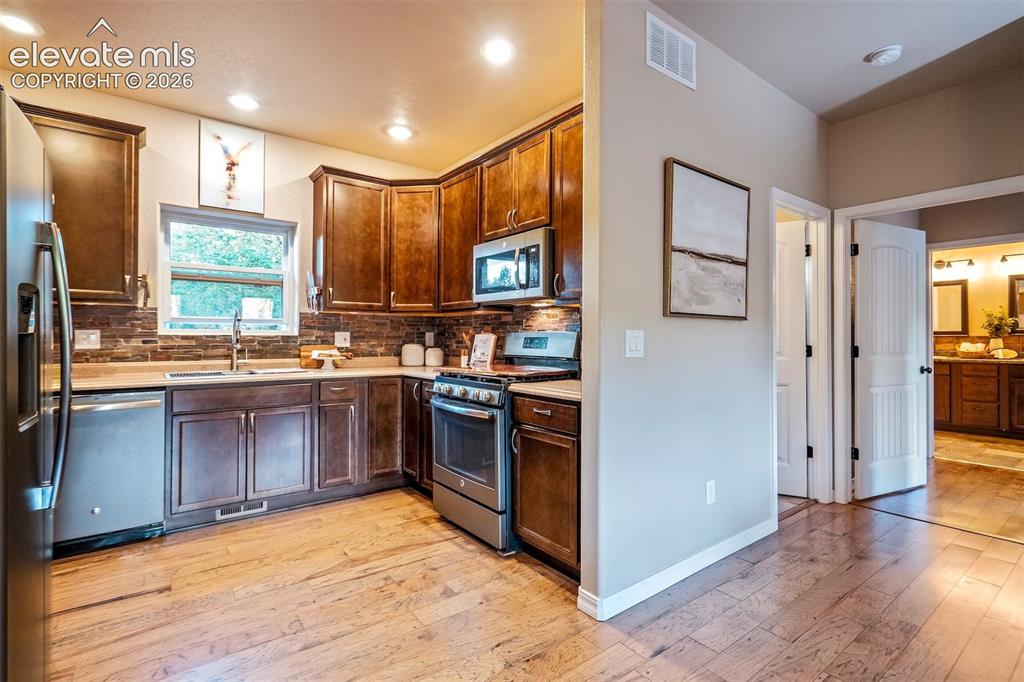 Image 10 of 50: Kitchen