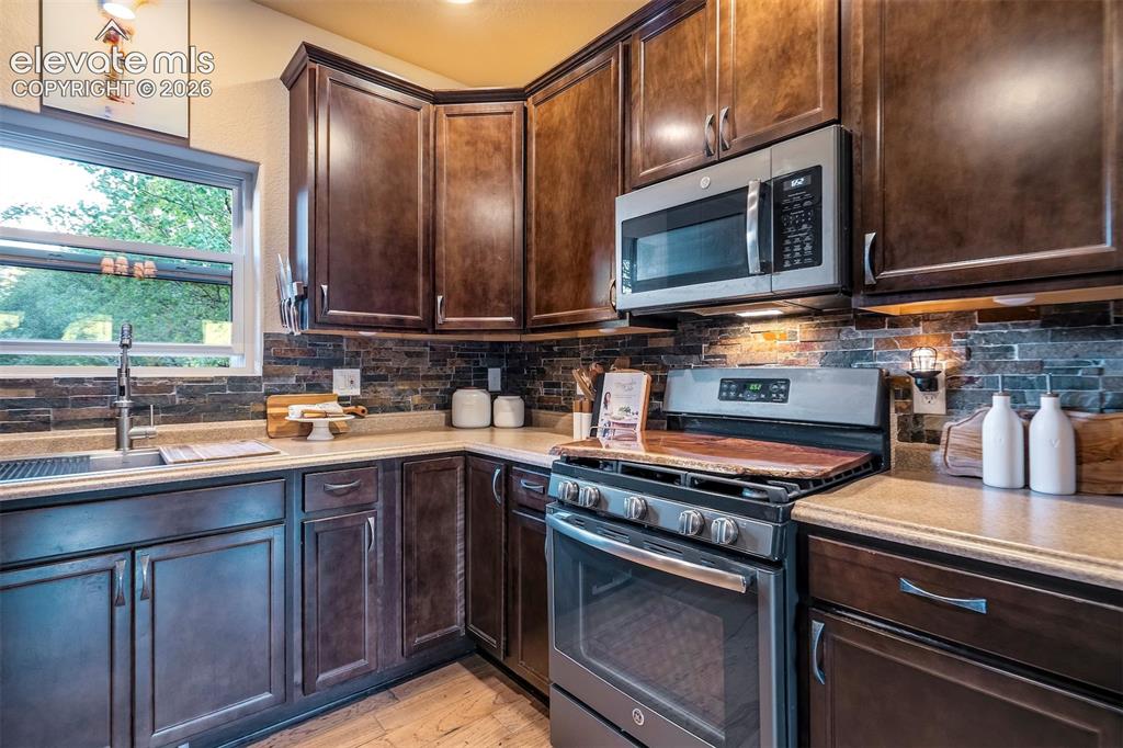Image 11 of 50: Kitchen